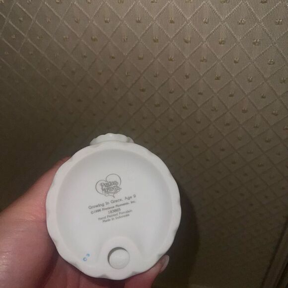 Precious Moments Figurine "Growing In Grace Age 9" - Picture 2 of 3